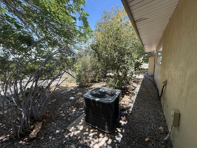 Building Photo - High Desert Retreat- 3 Bedrooms, 2 Bathroo...