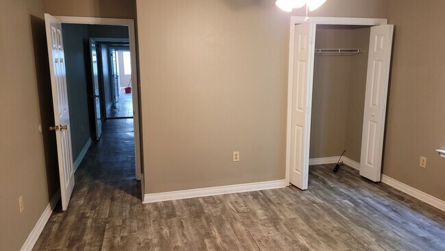 Building Photo - 517 Lizardi St