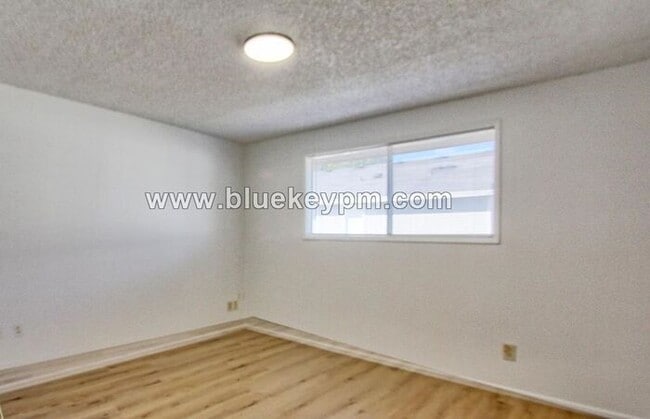 Building Photo - 2 Bed, 1 Bath Unit in Battle Ground in a 55+ Complex 2 blocks off Main Street