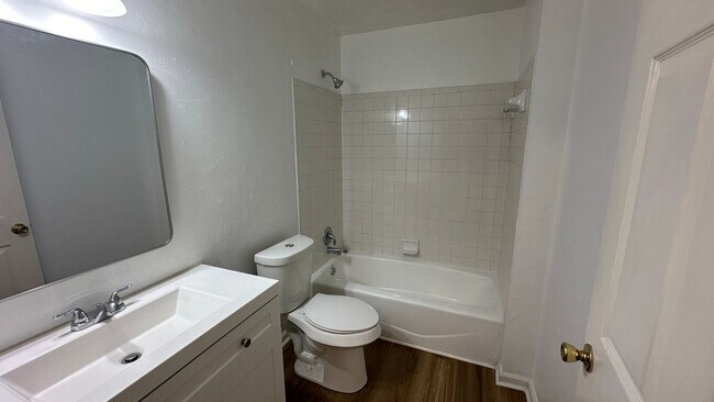 Building Photo - Recently Updated 3/2 Newer Kitchen, Deck &...