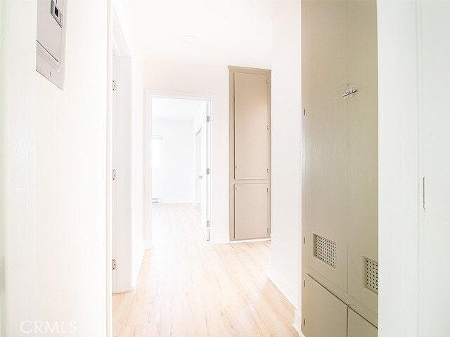 Building Photo - 2027 Vista Del Mar Ave