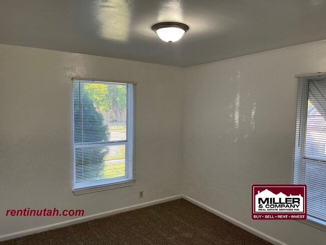 Building Photo - Cute 2 bedroom Duplex For Rent!!
