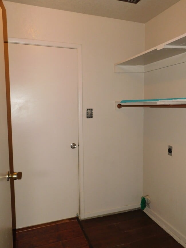 Building Photo - 4 BEDROOM HOME IN COLLEGE PARK!