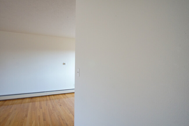 Building Photo - Large Clean Open Hillsdale apartment, Big ...