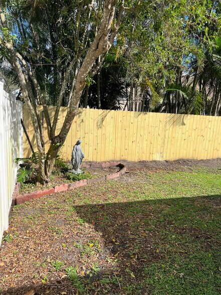 Building Photo - 1060 SW 111th Way