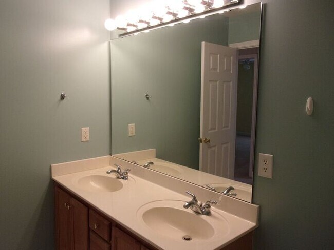 Building Photo - 3 Bedroom 2 Bath Home on over 1 Acre in Yo...