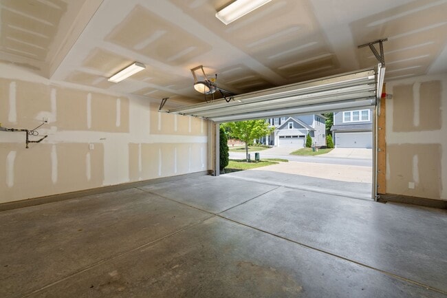 Building Photo - Available June 1!! Beautiful and Bright 4 Bedroom + 2.5 bath home with Loft & Open Floor Plan!