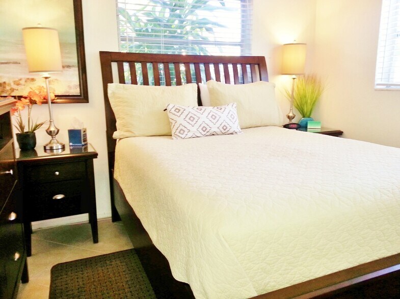 Building Photo - 2300 NE 9th Ave