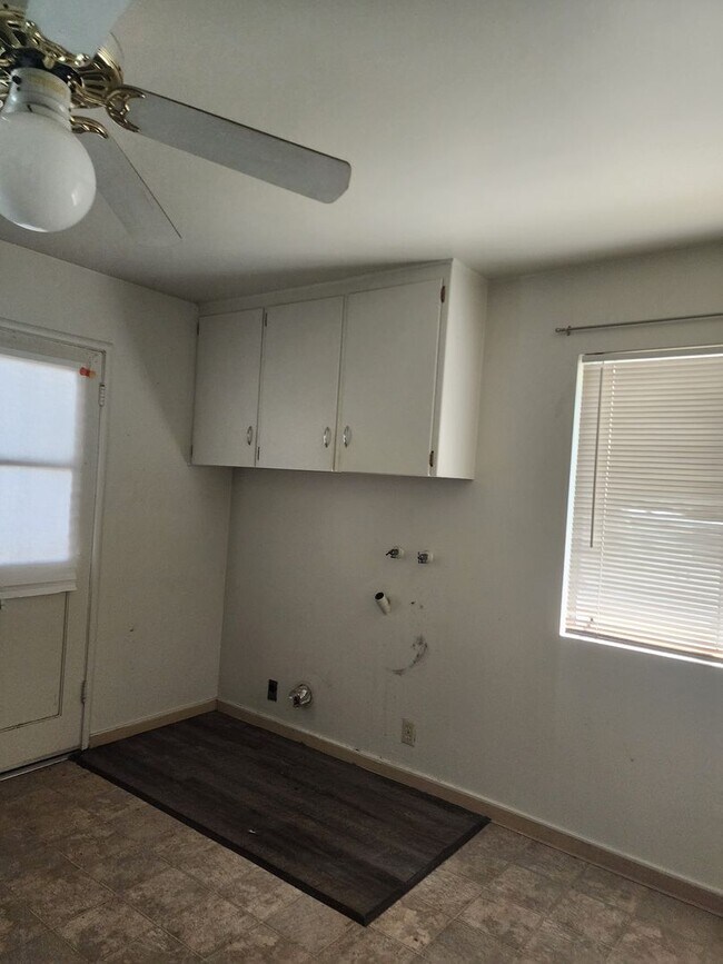 Building Photo - D821-823BA