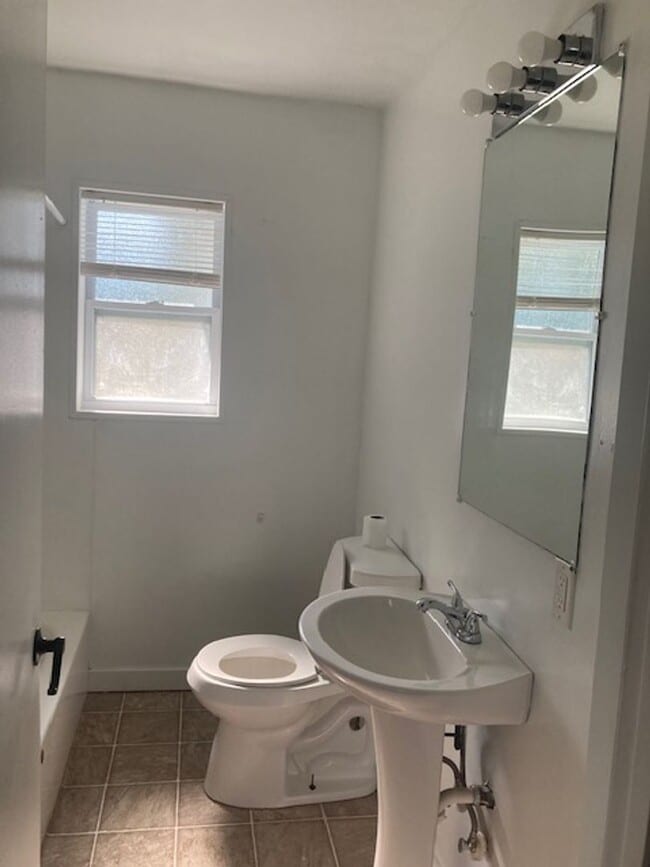 Building Photo - Gulfport 2 Bedroom