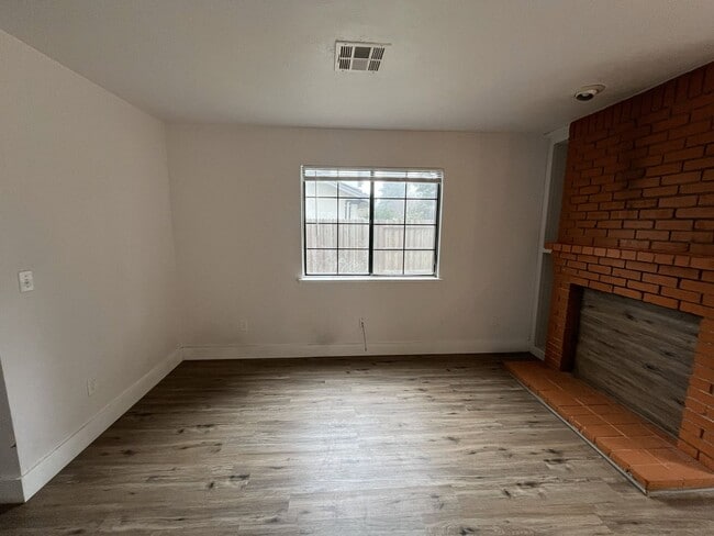 Building Photo - 3 bedroom, 2.5 bathroom home in the heart of Elk Grove