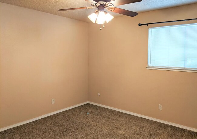 Building Photo - 345 E Encore Dr