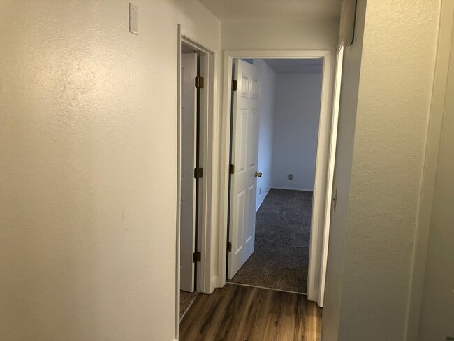 Building Photo - Updated single level 2 bedroom 1 bath duplex in Springfield!