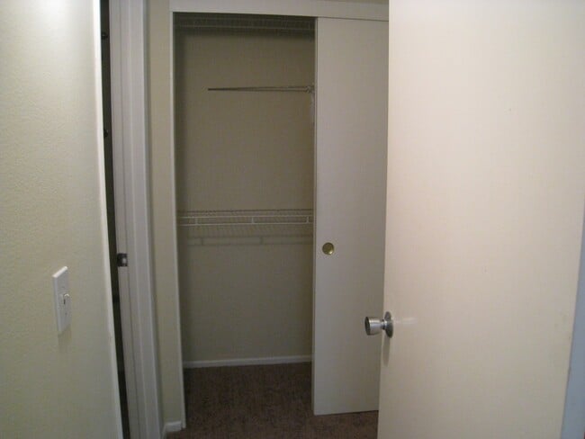 Building Photo - SPARKLING CONDO, UPPER UNIT!