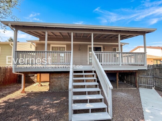 Building Photo - 4 Bed/2 Bath Home with Fenced Yard / Voucher Accepted / Available Now!