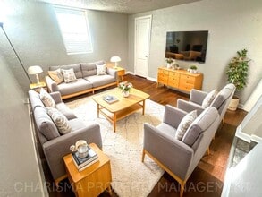 Building Photo - 917 Plex