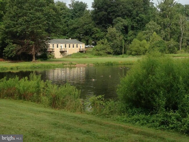 Building Photo - 85 Valley Rd