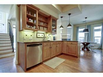 Building Photo - AVAILABLE AUGUST: Upscale 4 bed/2.5 bath home in North Campus just north of UT