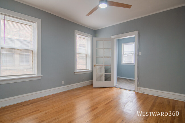 Building Photo - Spacious 3BR/1BA Apartment in South Shore ...