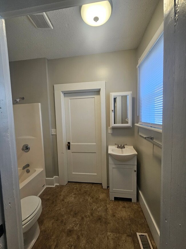 Building Photo - 1033 E 5th St