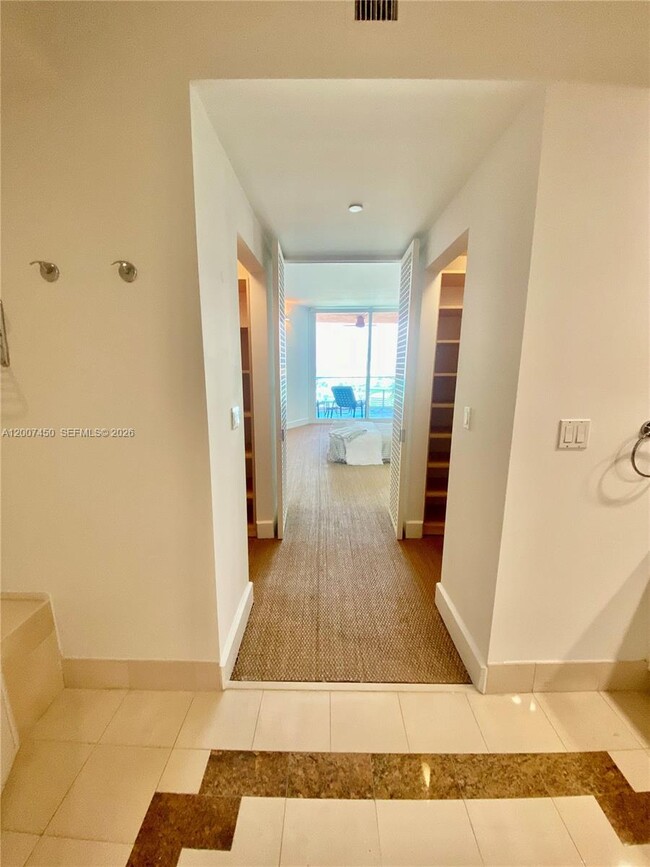 Building Photo - 300 South Pointe Dr