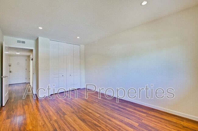 Building Photo - 21 Willow Rd