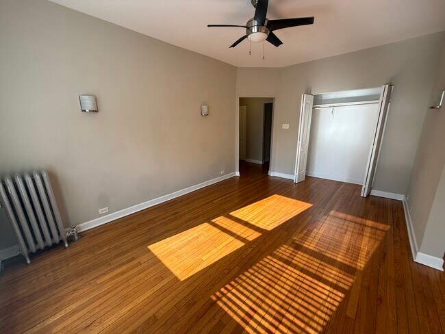 Building Photo - 838 E 53rd St