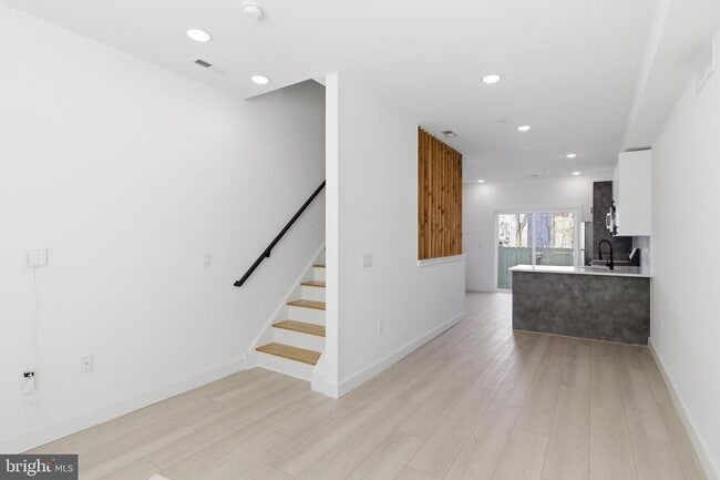 Building Photo - 1043 W Orleans St