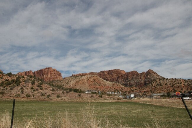 Building Photo - *utilities included* Large 1 bedroom apart...