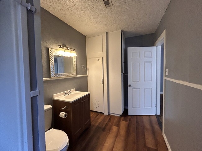 Building Photo - 3 bedroom 2 bathrooms