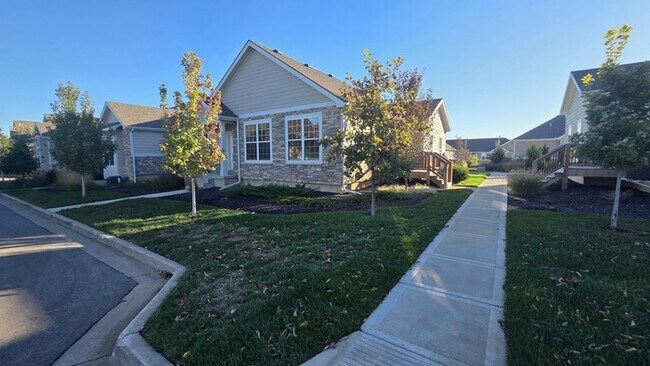 Building Photo - 4 bed 3 bath 2 car garage all maintenance provided townhome