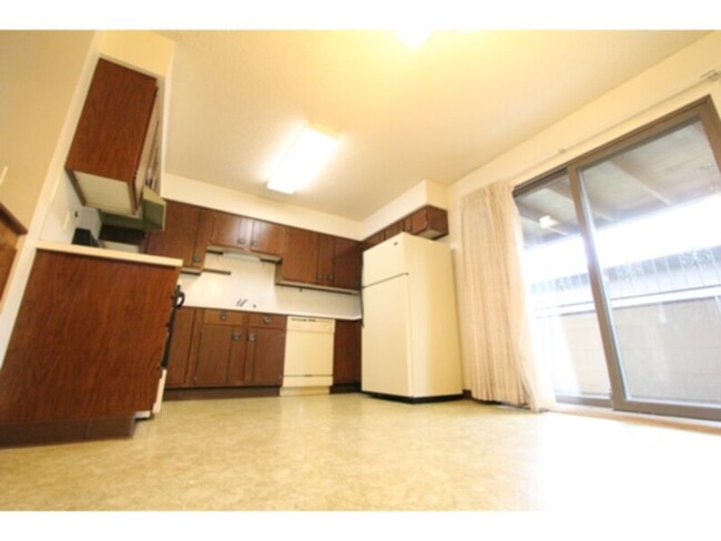 Building Photo - Recently Upgraded 2-Bedroom, 2-Bath Apartm...