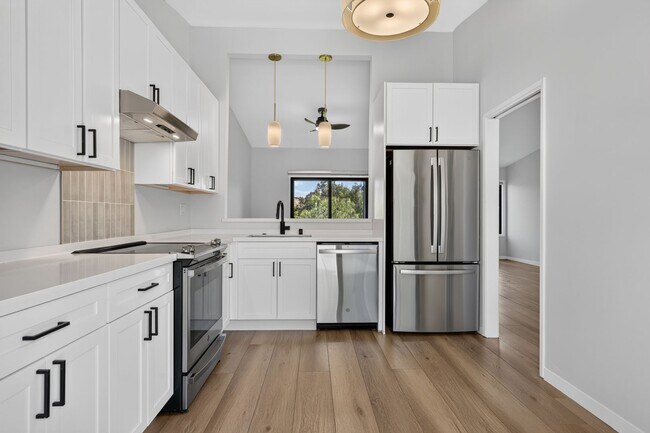Building Photo - Beautiful 2BR/2BA Townhome with Valley Views, Covered Parking & In-Unit Laundry