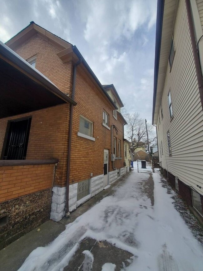 Building Photo - Charming 3-Bedroom Home Offering Comfort, Space & Modern Updates