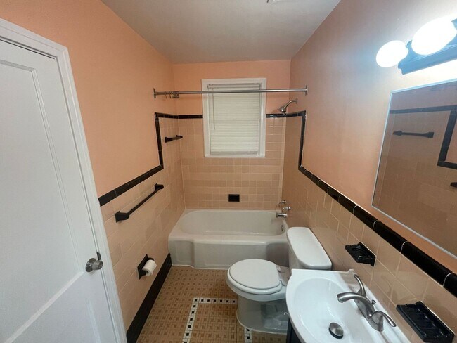 Building Photo - Spacious 2 bedroom, 1 bathroom home Availa...