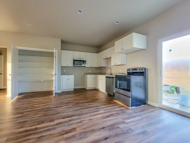 Building Photo - 3840 Skylane Ave