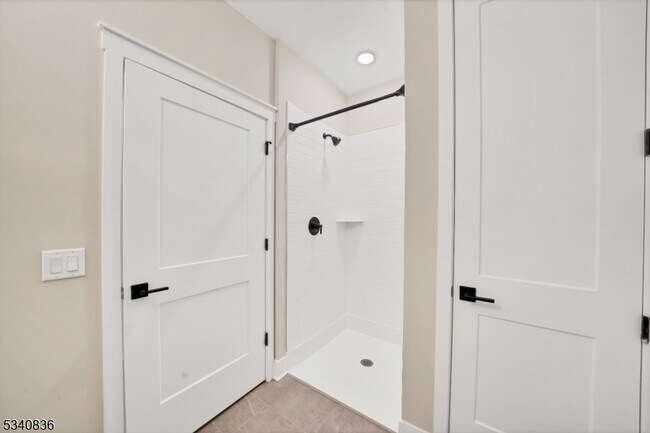 Building Photo - 105 Iris Ct