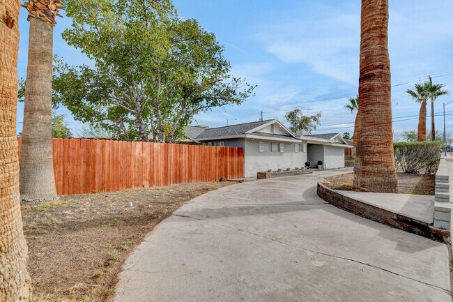Building Photo - UNIQUE SINGLE FAMILY HOME! - No HOA, Car Lift, RV Parking and Nice Backyard