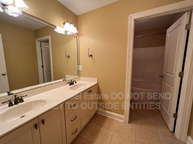 Building Photo - 2210 Westdale Dr
