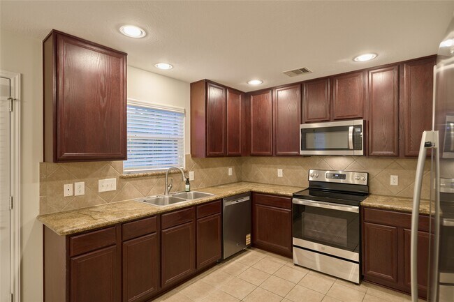 Building Photo - 12515 Lakeshore Dr