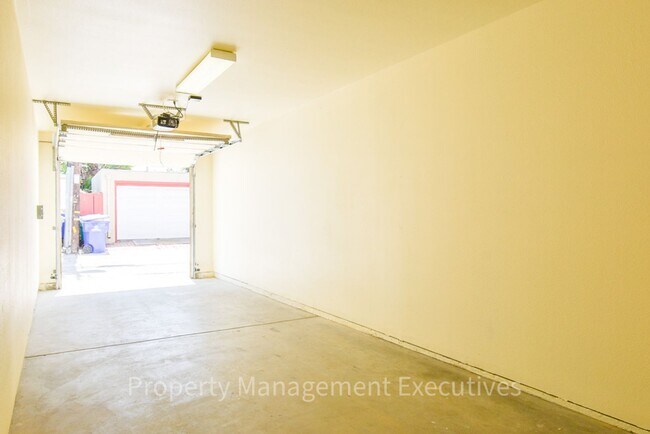 Building Photo - 2 Bed, 2 Bath Townhome with Garage & Bonus Room