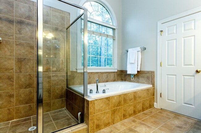 Building Photo - Stunning 5 bedroom 3 bath Carrboro Home with Fenced Yard and Hot Tub!