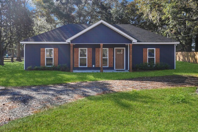 Primary Photo - Spacious 3 Bedroom Home with Bonus Suite i...