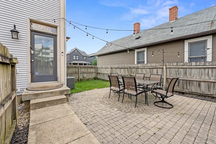 Building Photo - 950 N 6th St