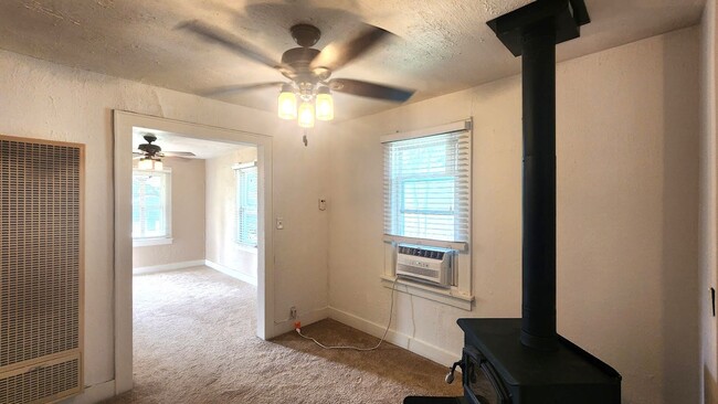 Building Photo - 2 Bed 1 Bath 1 Car Detached Garage in the ...