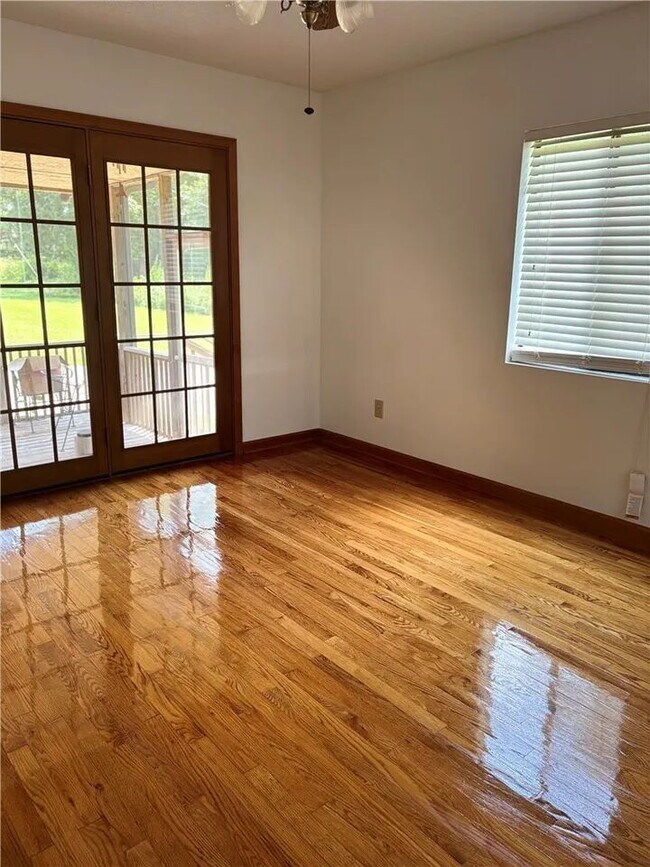 Building Photo - 3 Bedroom Home w/ Workshop and Fenced Yard