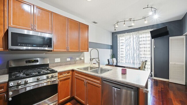 Building Photo - 510 W Elm St