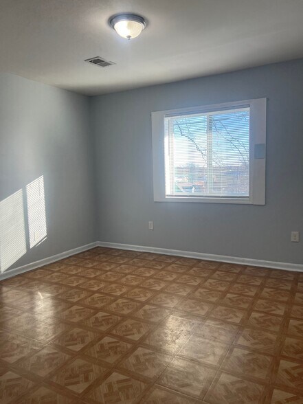 Building Photo - 305 W Oak St