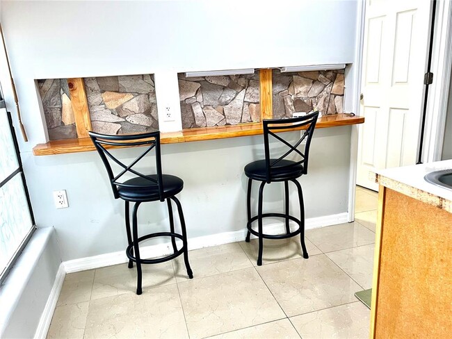 Building Photo - 947 Pinedale Ave