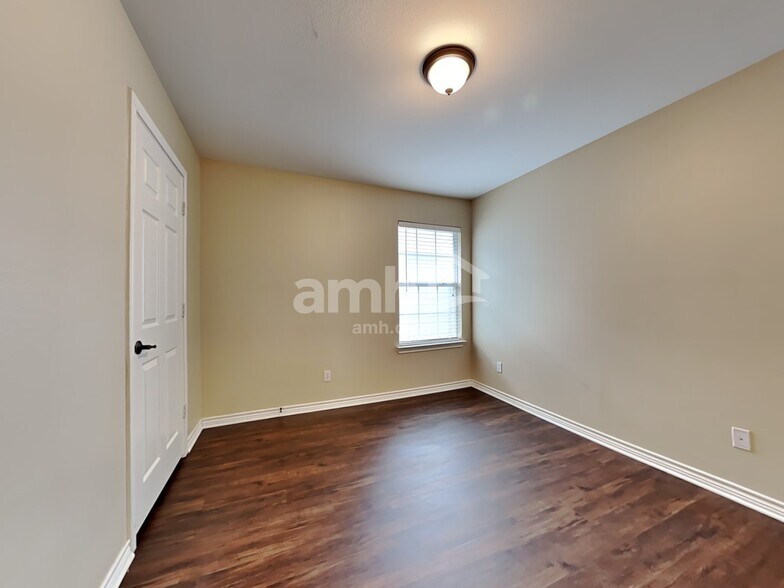 Building Photo - 2301 Arrowhead Dr